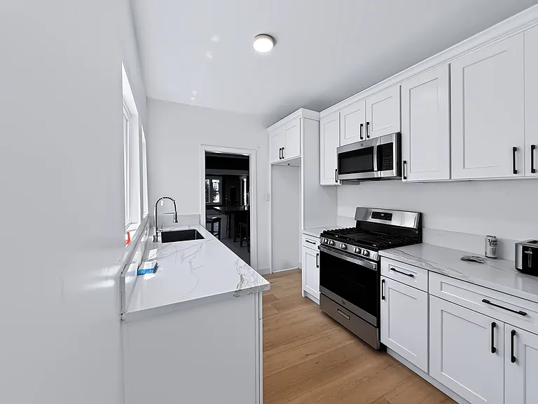 940 Everett St #1 — Photo 1