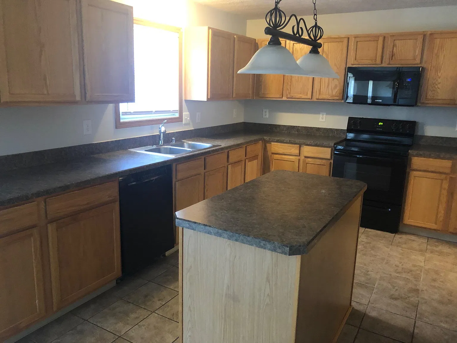 4 bed, 2.5 bath, 1900 sqft, $2,050 — Photo 3