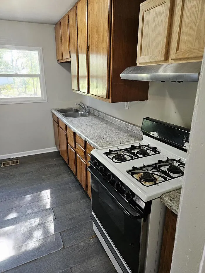 2 bed, 1.0 bath, 744 sqft, $1,150 — Photo 4