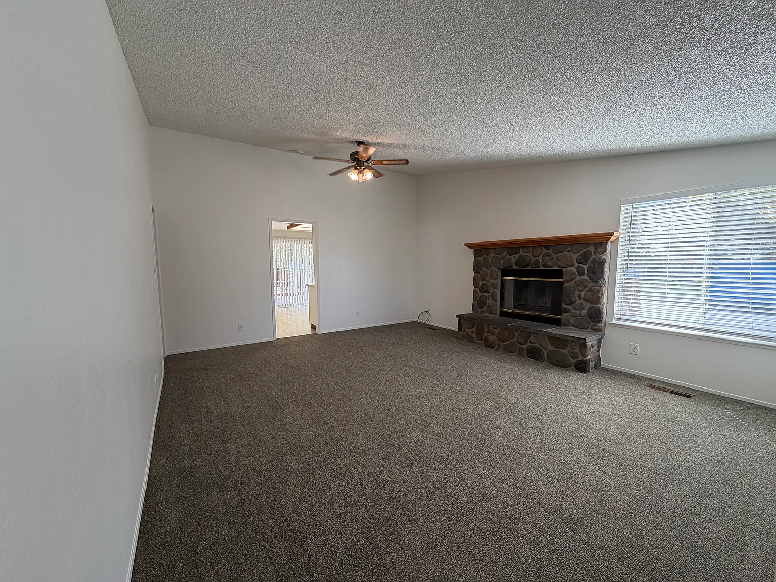 3 bed, 1206 sqft, $2,400 — Photo 3