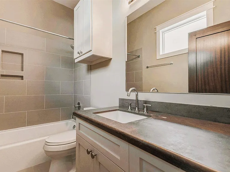 2219 Columbia St — Photo 41