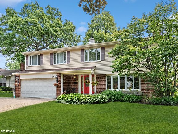 2nd image of 1225 Blackthorn Ln