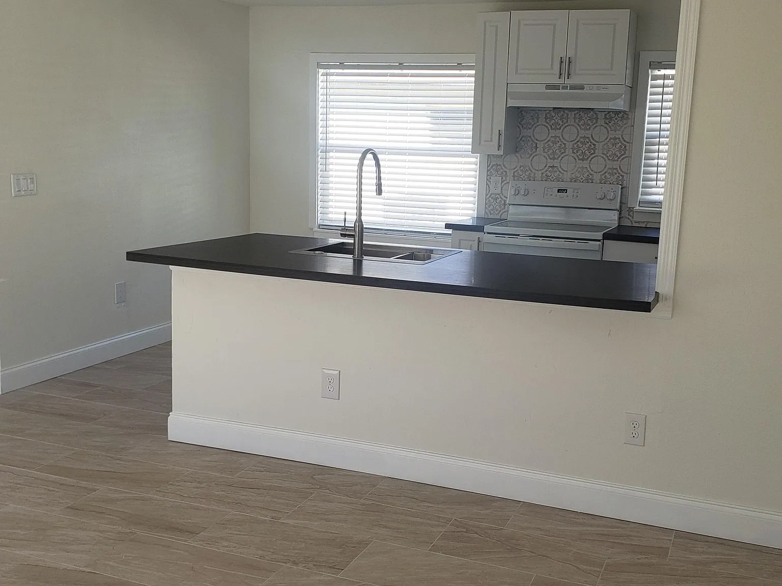 2424 S Lake Ave — Photo 3