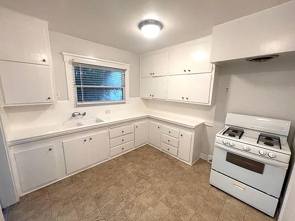 3rd image of 1752 E 2nd St #1752
