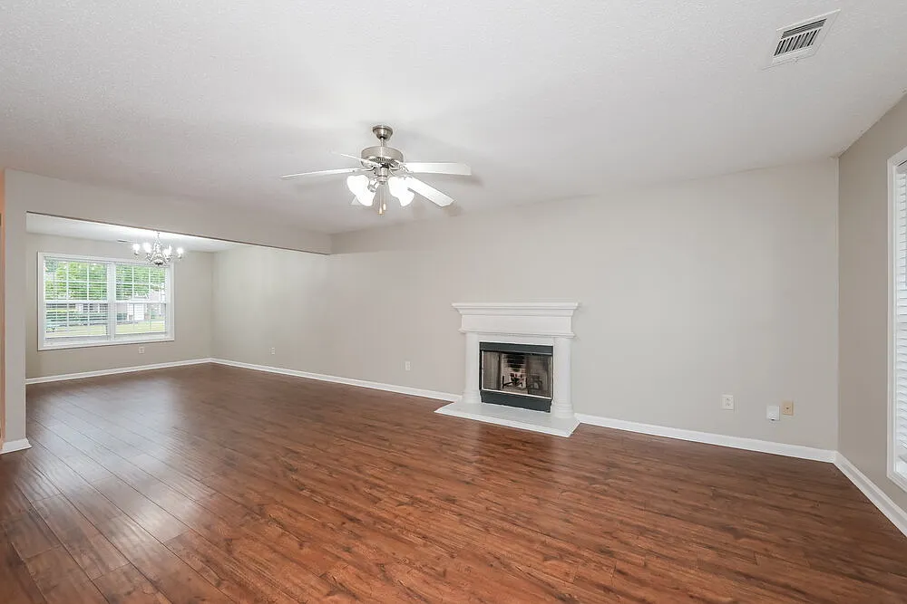 4 bed, 2.5 bath, 2222 sqft, $2,145 — Photo 4