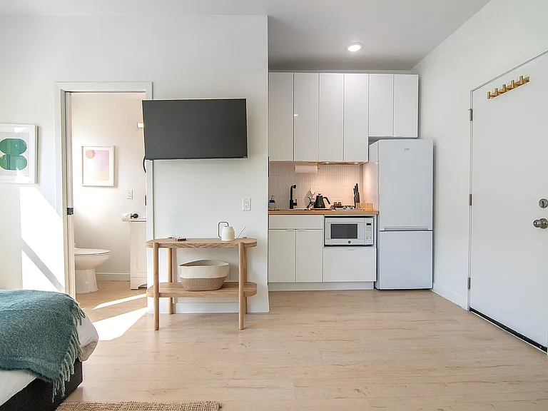 8th Street Studios Near Downtown Los Angeles Move-In Special — Photo 10