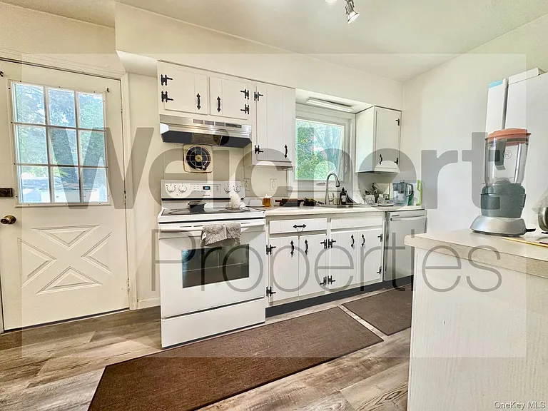 211 W 22nd St — Photo 6