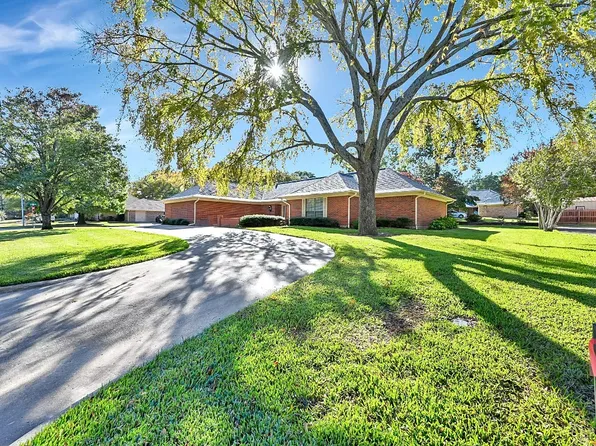 1177 Oval Dr, Athens, TX 75751