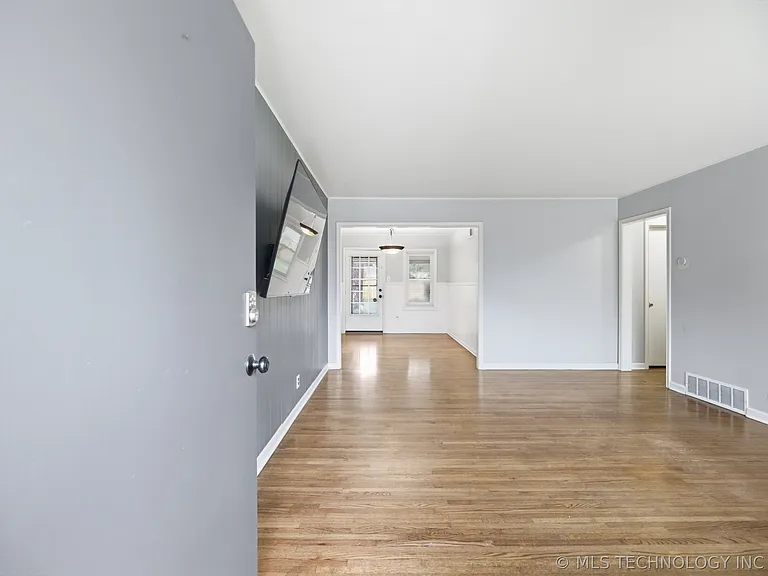15 E 44th St — Photo 2