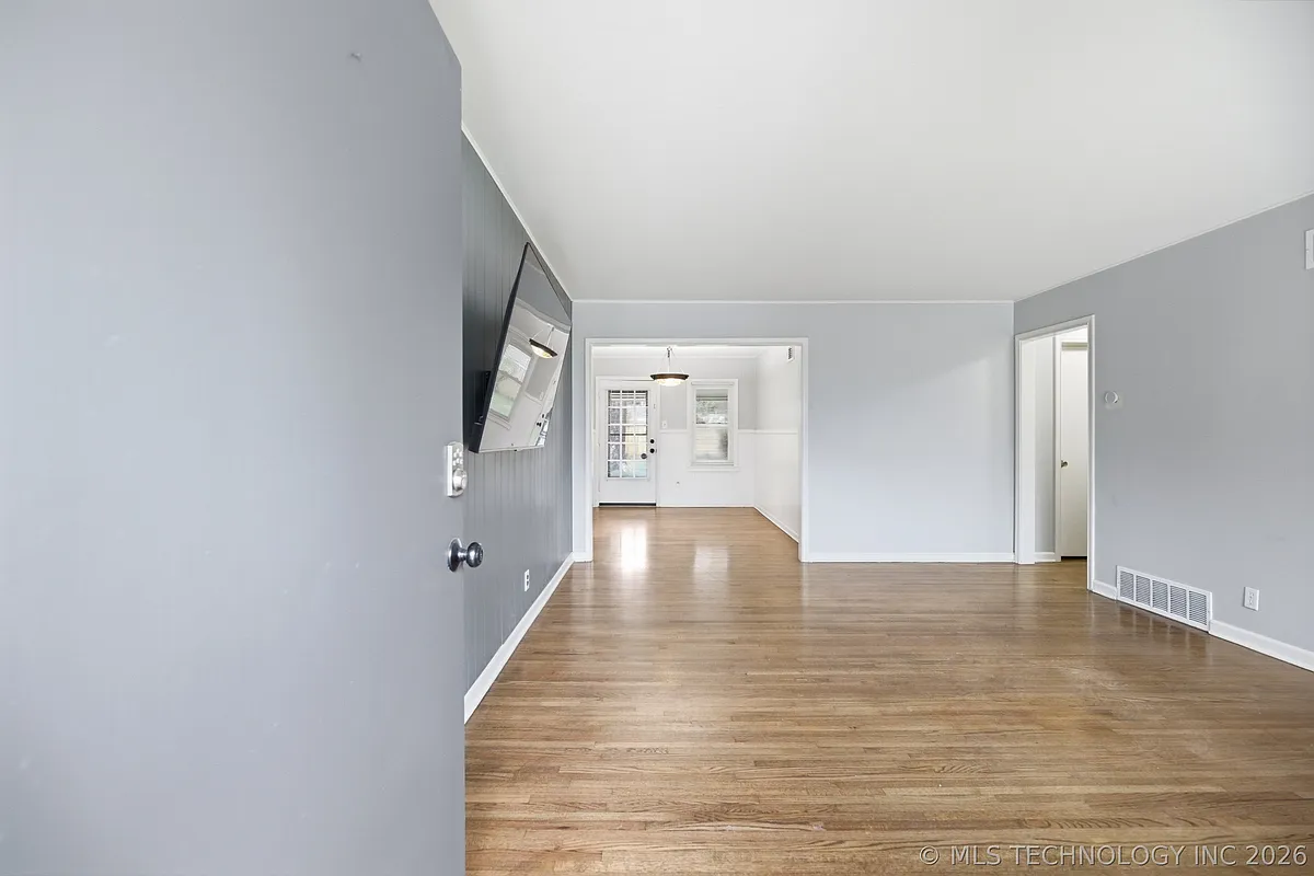 Building Photo - 15 E 44th St