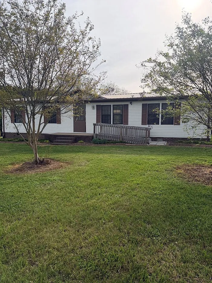 3 bed, 2.0 bath, $1,295 — Photo 1