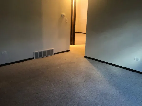 1016 Manchester Ct APT B, South Elgin, IL 60177