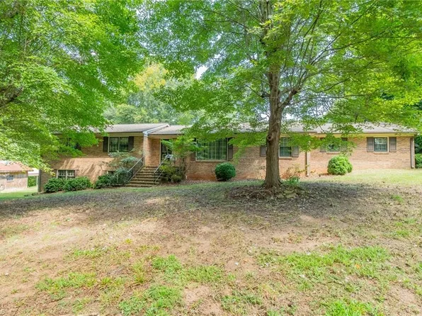 233 Helmstetler Rd, Lexington, NC 27295
