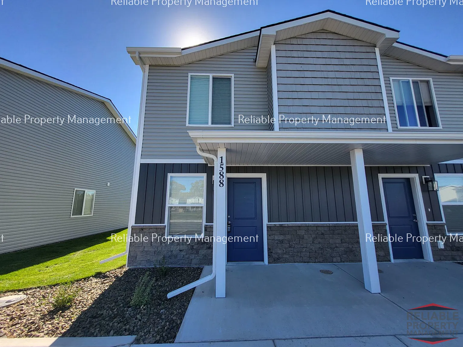 2 bed, 1.5 bath, 923 sqft, $1,295 — Photo 1