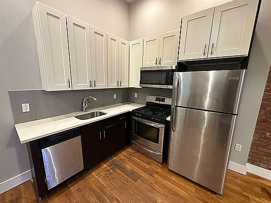 2nd image of 667 Evergreen Ave #1B