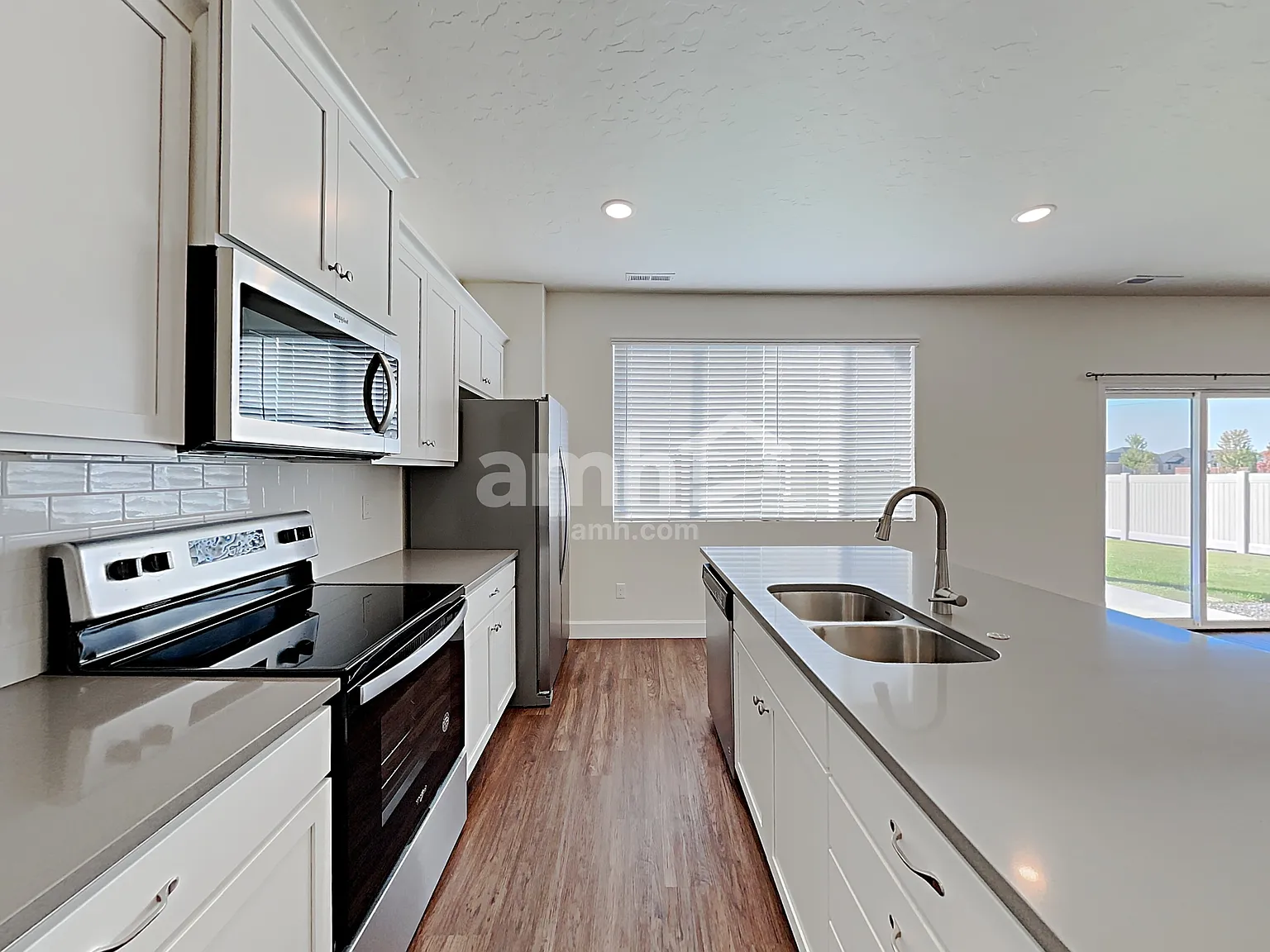 5 bed, 3.0 bath, 2455 sqft, $3,045 — Photo 4