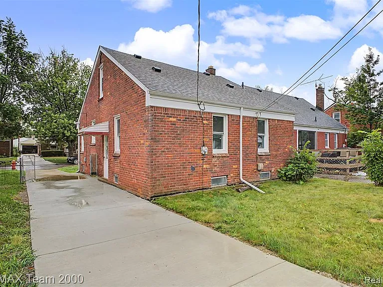 1670 Riverbank St — Photo 32