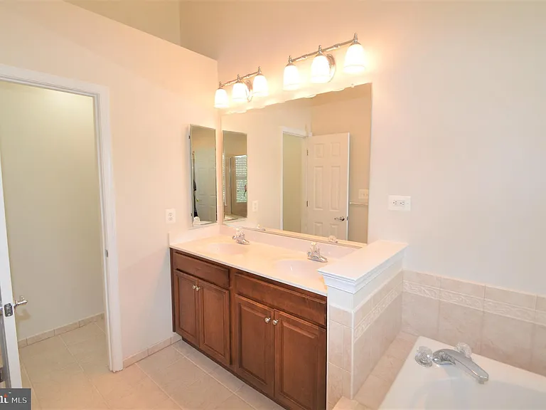 25140 Boomerang Ter — Photo 32