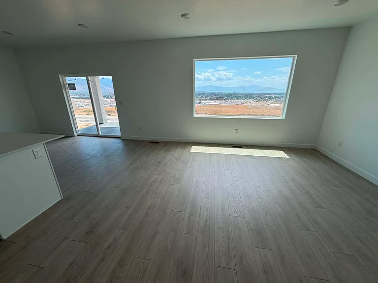 614 E Levengrove Dr — Photo 3