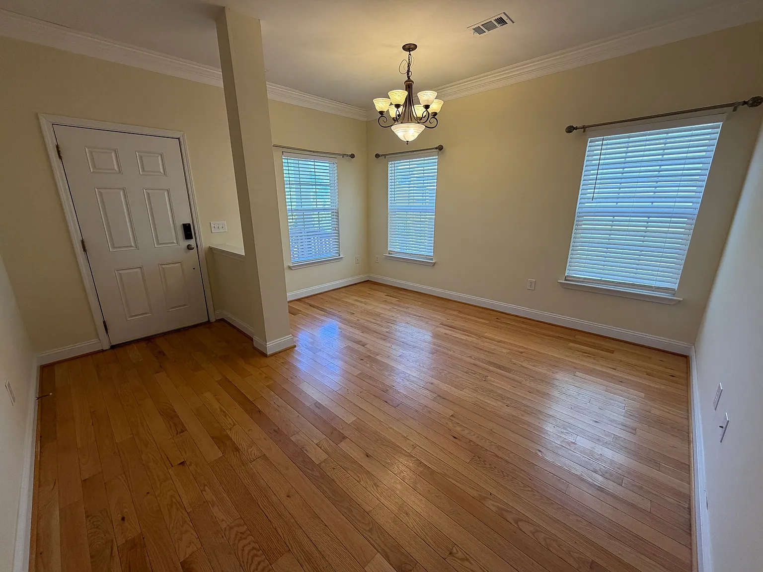 3 bed, 1350 sqft, $2,200 — Photo 3