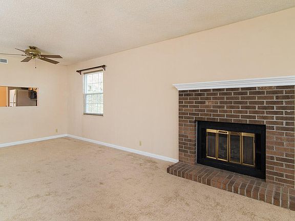 3rd image of 529 Confederate Dr