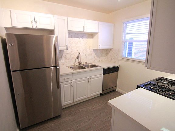 3rd image of 2003 N Beachwood Dr APT 11