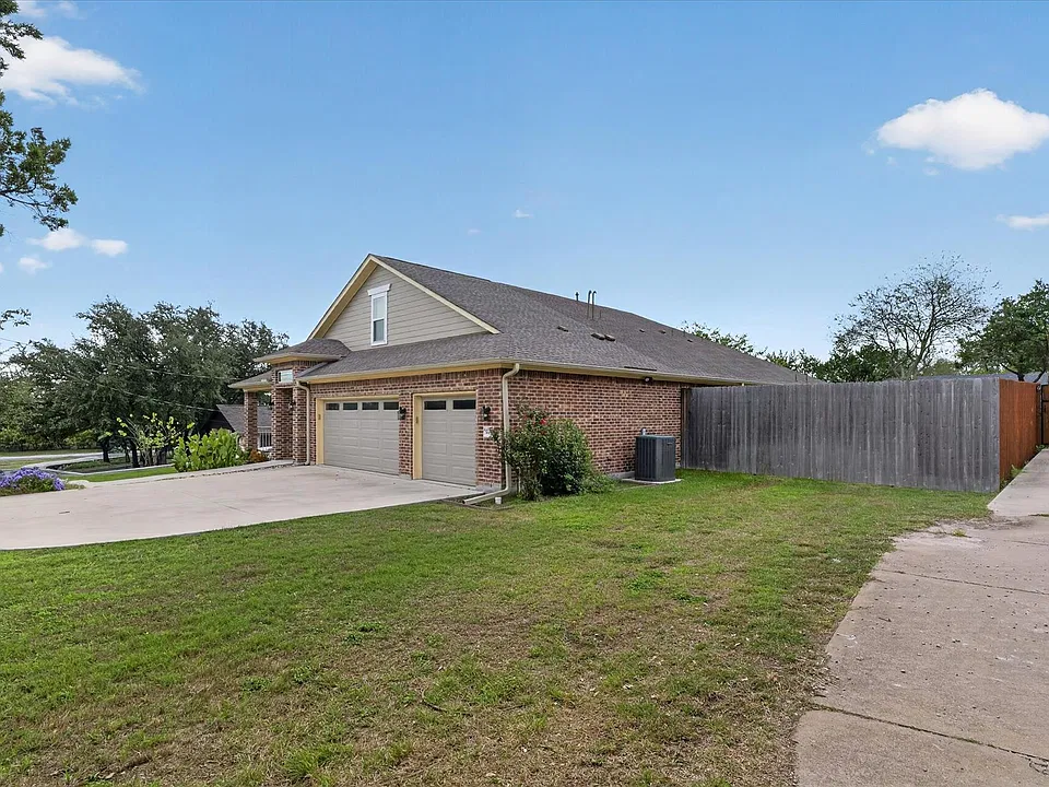 1004 Oakwood Dr