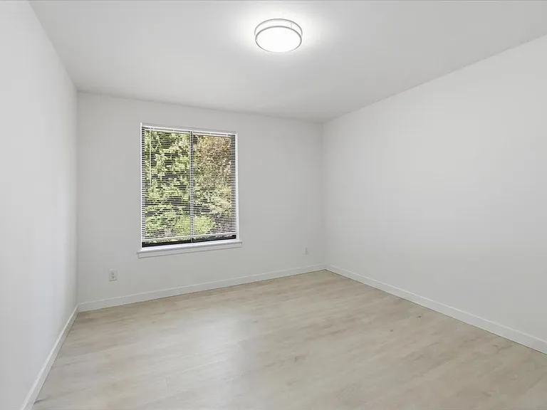12017 NE 68th Pl — Photo 15
