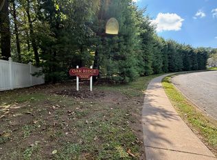 76 Oak Ridge Dr #76, Windsor Locks, CT 06096
