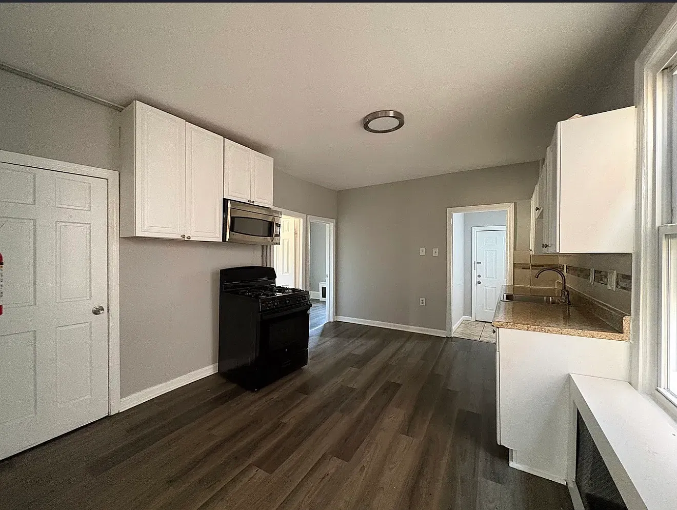 5 bed, $2,900 — Photo 2