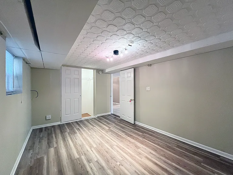 5733 W Melrose St — Photo 9