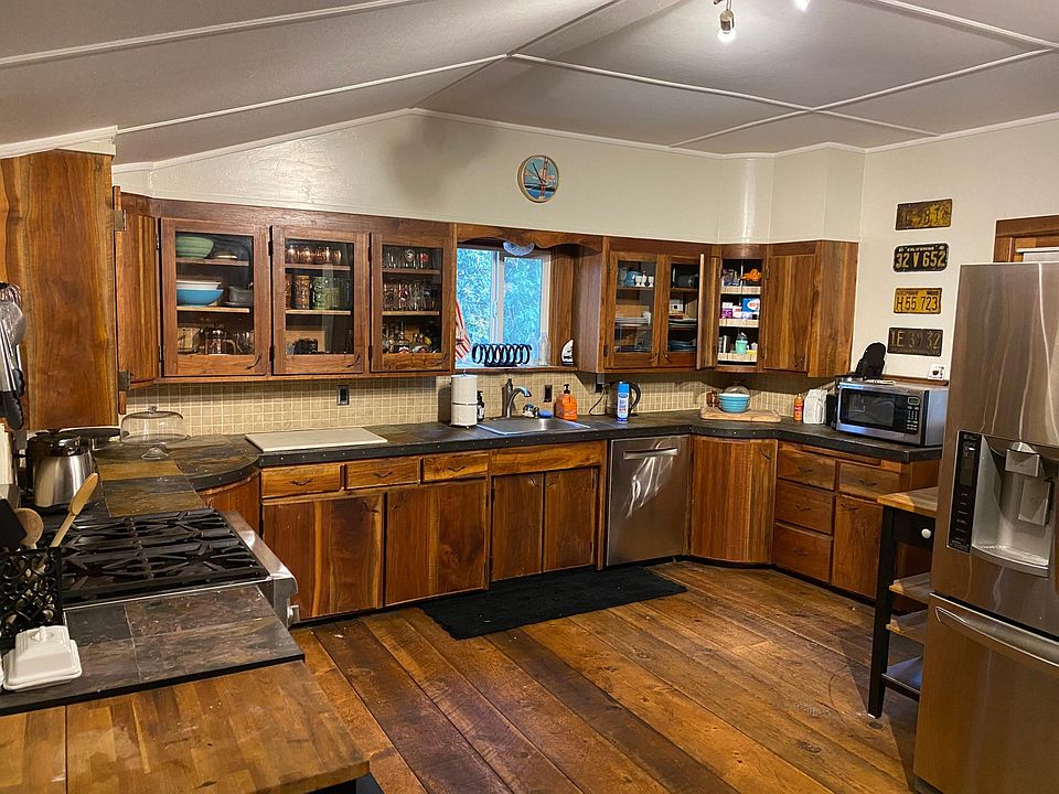 Spacious kitchen with antique cabinets, lazy Susans and wide-plank Pine flooring
36" Thermador cooktop
French door LG fridge with large freezer and ice maker and fresh filtered water dispenser in the door