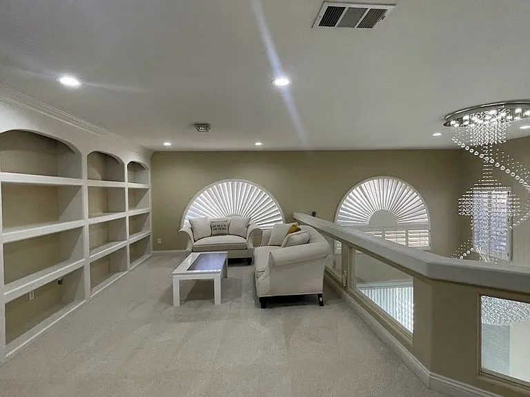 8757 Castle Hill Ave — Photo 27