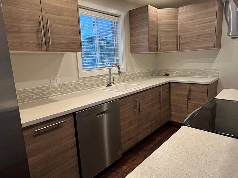 570 Horrocks Dr — Photo 5