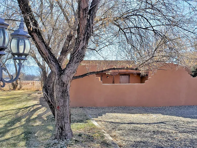 Casa Lucky showing walled-in front patio
