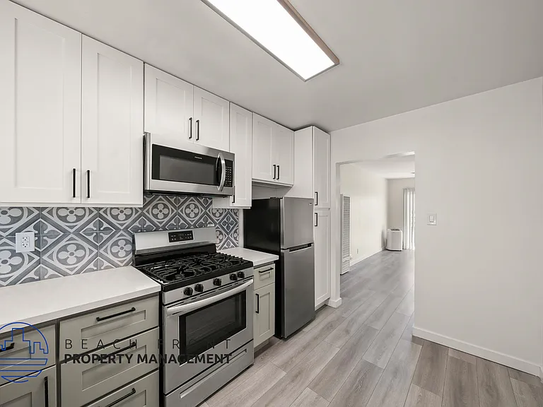 254 S Normandie Ave — Photo 3