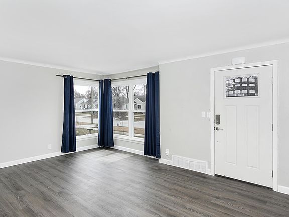 Main entrance & living room