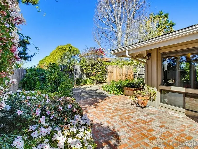 8635 Cliffridge Ave — Photo 23