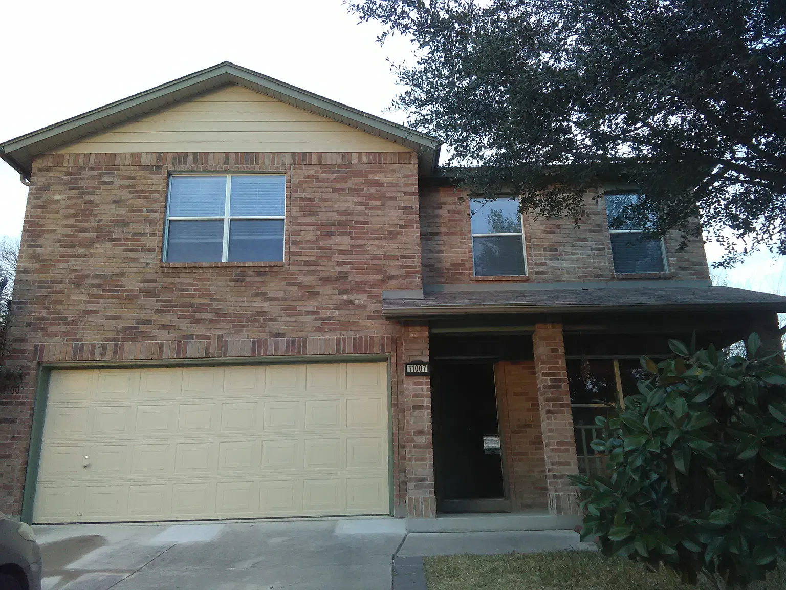 4 bed, 2.5 bath, 2690 sqft, $2,100 — Photo 1