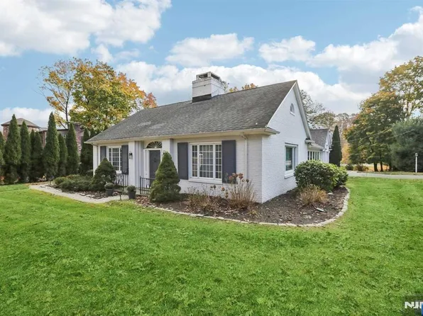 694 Birchwood Dr, Wyckoff, NJ 07481