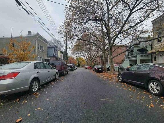 5th image of 195 E 40th St