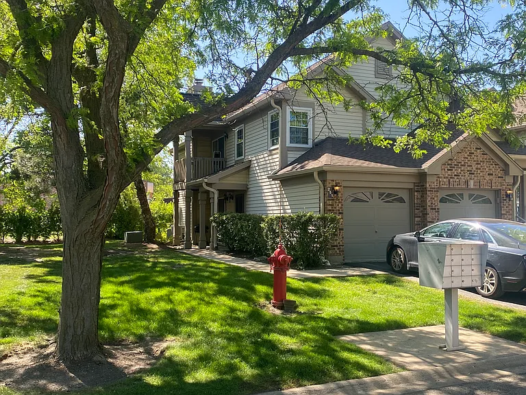 251 Old Oak Ct W — Photo 2