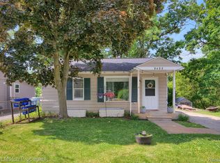 9495 Portage Trl, White Lake, MI