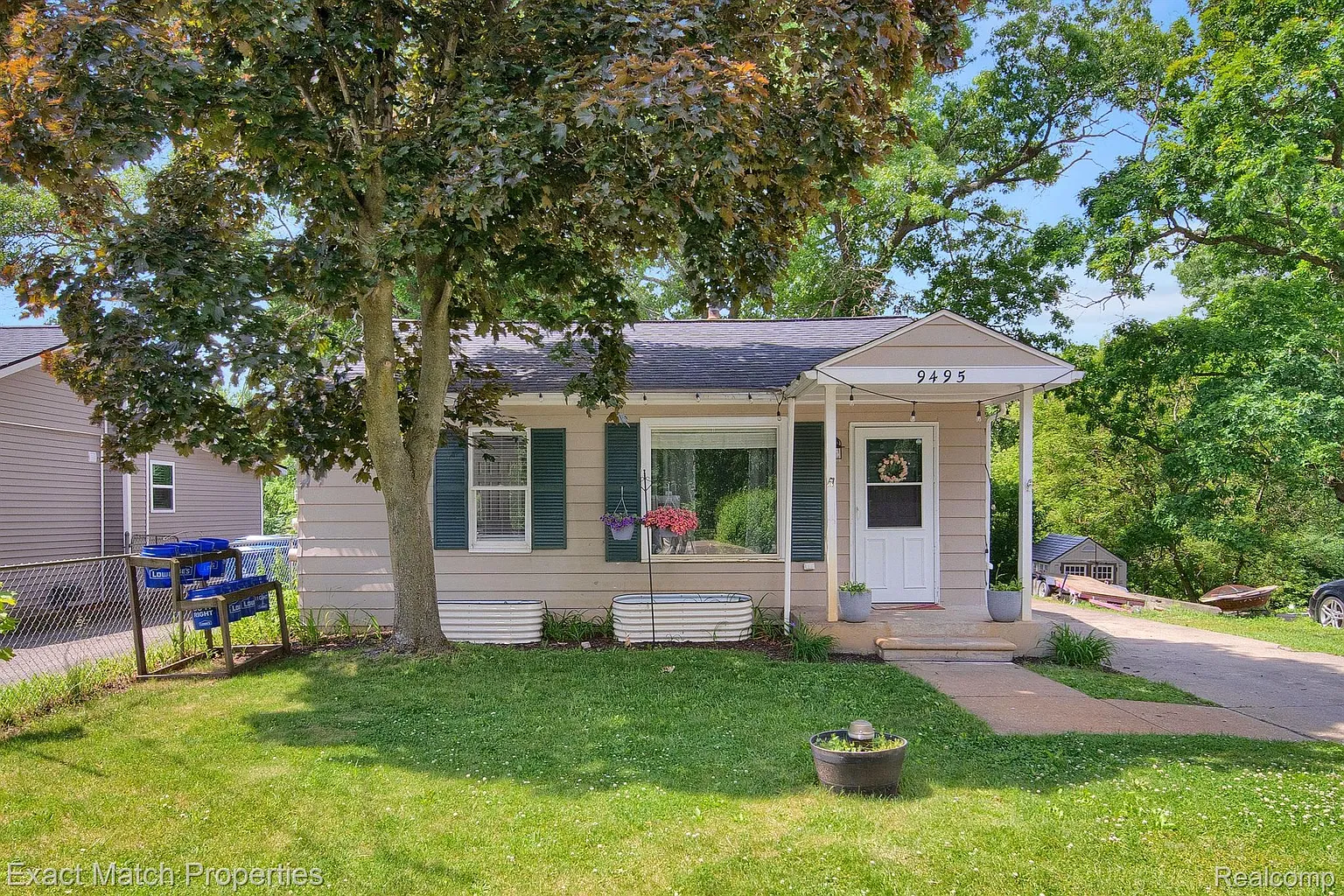9495 Portage Trl photo 1