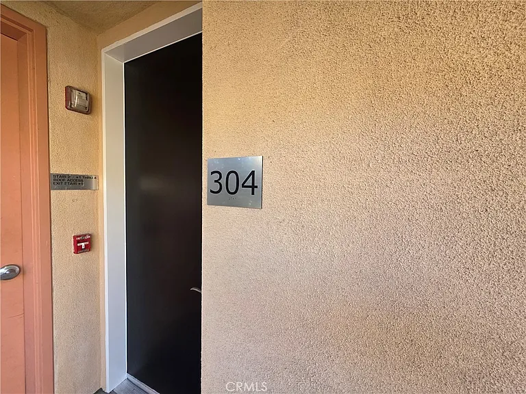 14618 Sylvan St — Photo 10