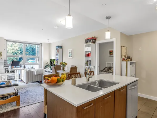 1177 Marine Dr #204, North Vancouver, BC V7P 1T1