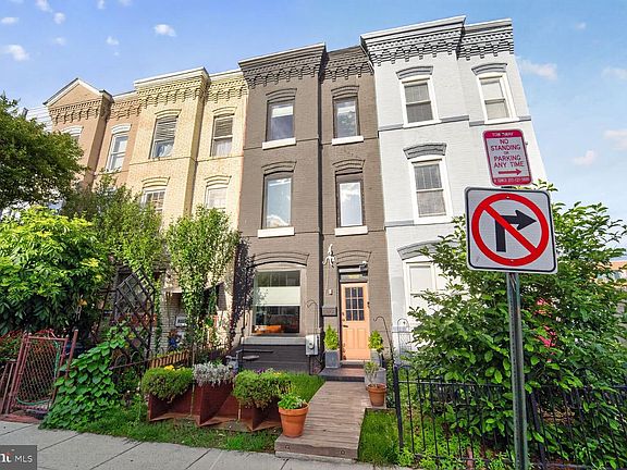 3rd image of 1023 6th St NE