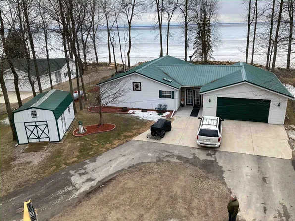 4506 Oakland Ln, Oconto, WI 54153