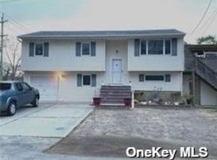 3 E Walnut St, Islip, NY 11751