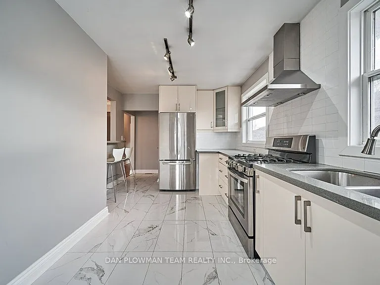 181 Waverly St S #UPPER — Photo 4